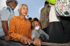 Melihat Kegigihan Lansia Ikuti Evakuasi Mandiri di Kaki Gunungapi Merapi